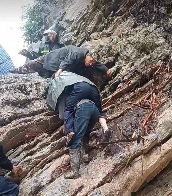 石门暴雨中一个“孤岛”的自救：七旬大伯背九旬老人爬山撤离，直升机来时大家互相谦让