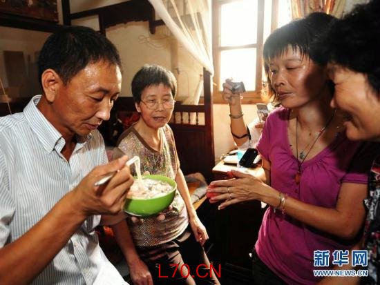 2010年9月27日，被日方非法抓扣的中国渔船“闽晋渔5179号”船长詹其雄返回家乡，乡亲们为其送上太平面。 新华网