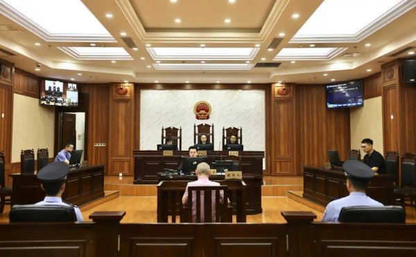 中国邮政集团公司上海市分公司原党委书记、总经理陈必昌受贿案一审宣判