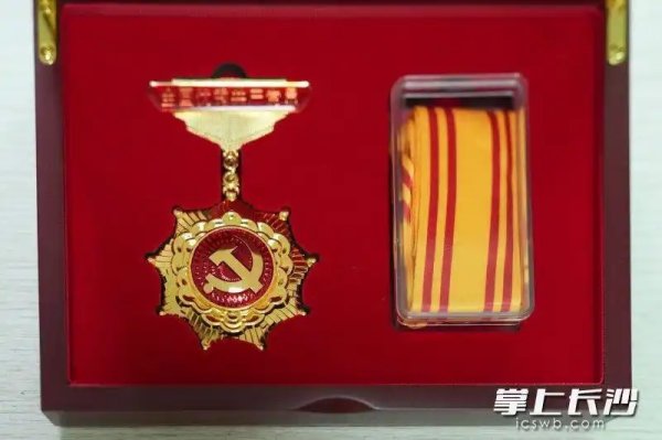 载誉归来！长沙快递小哥马石光获评全国优秀共产党员