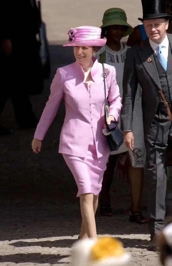 安妮公主穿25年旧粉裙再战赛马会，75岁身材依旧纤细，从小痴迷马术