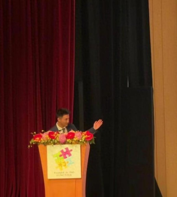 何猷君儿子幼儿园毕业演出，与古巨基儿子同台，梁安琪带孙女现身