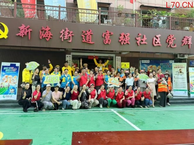 图：中国人寿连云港分公司开展“端午包粽暖心关爱加金融消保普法宣讲”主题活动
